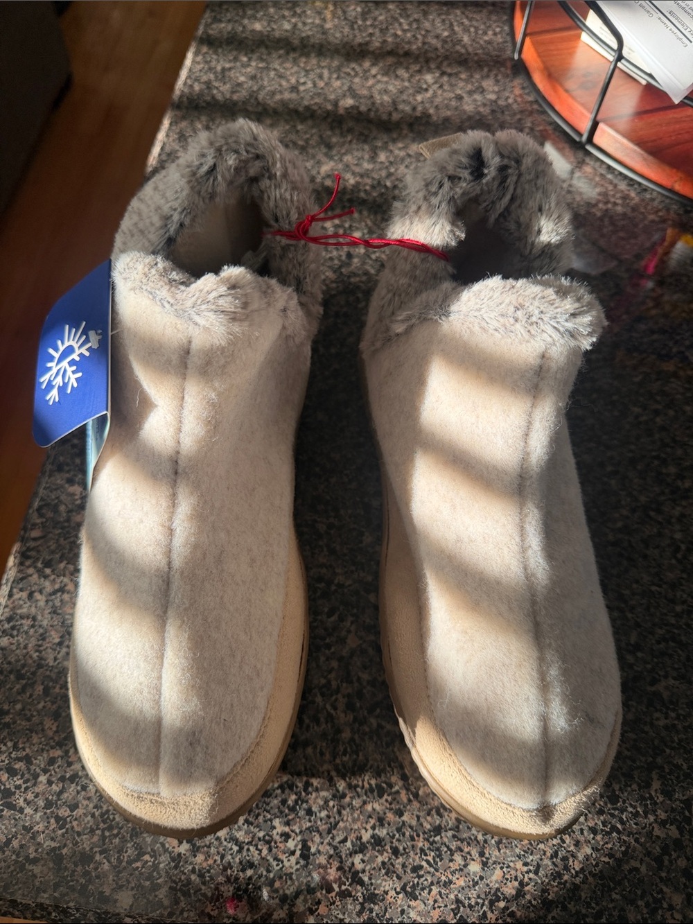 DEARFOAMS Cream Plush Slip-On Slippers with Faux Fur Trim! BRAND NEW!!